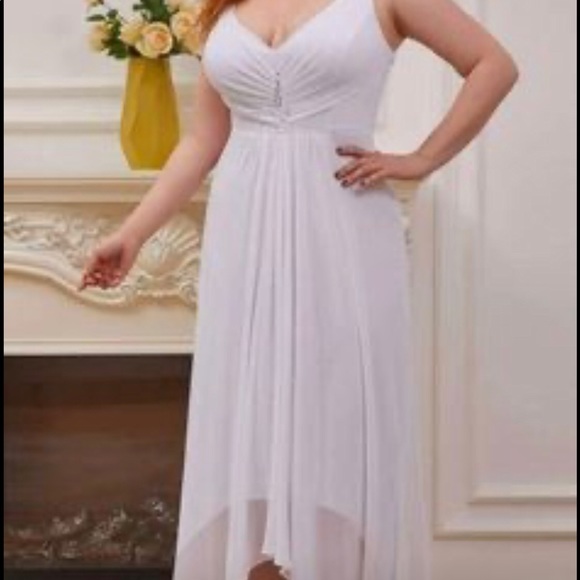 A beautiful chiffon style dress. Pure white a flowing train - Picture 2 of 5